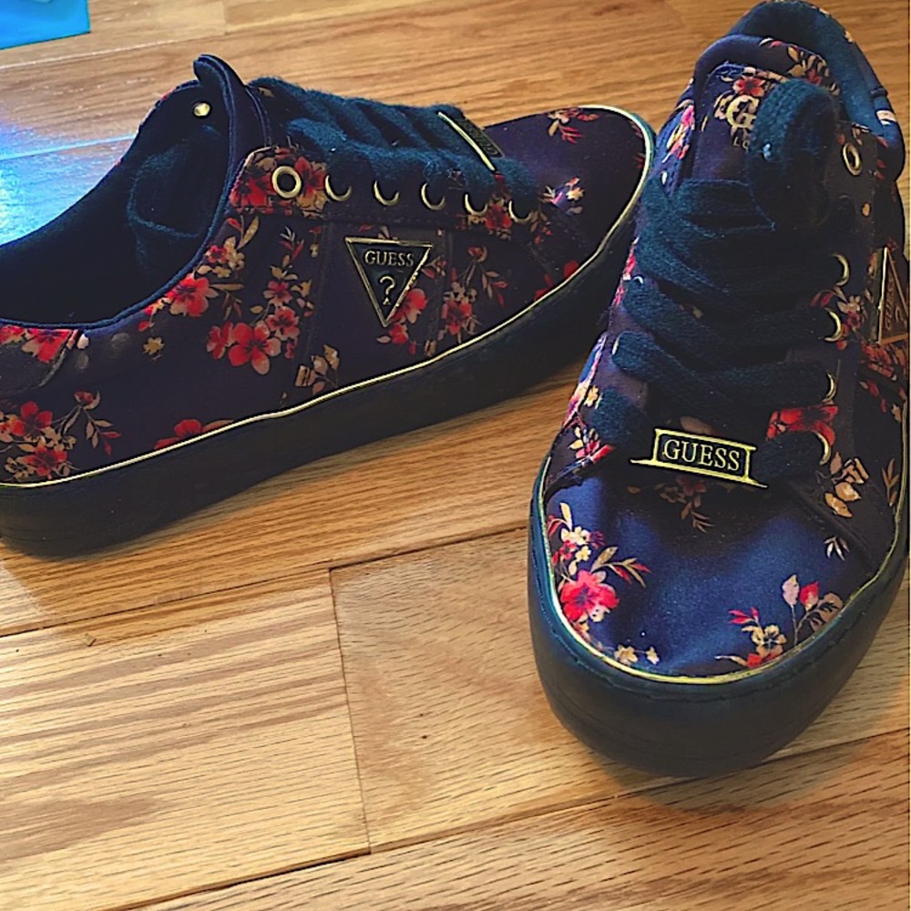 NWOT women’s GUESS sneakers